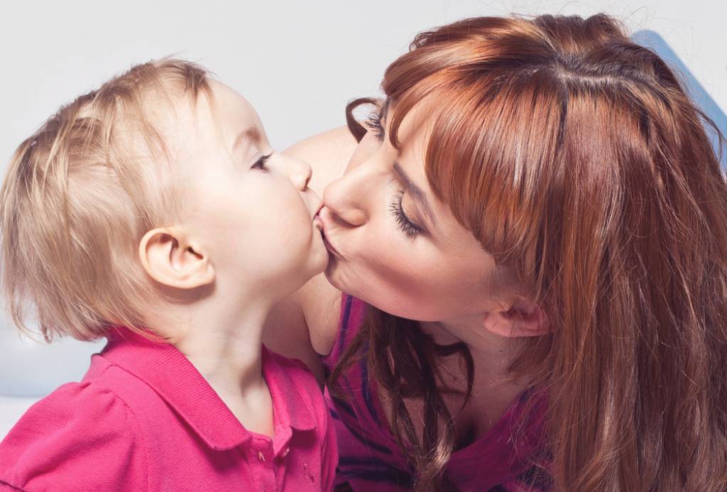 Сексолог рассказал, почему нельзя целовать детей в губы