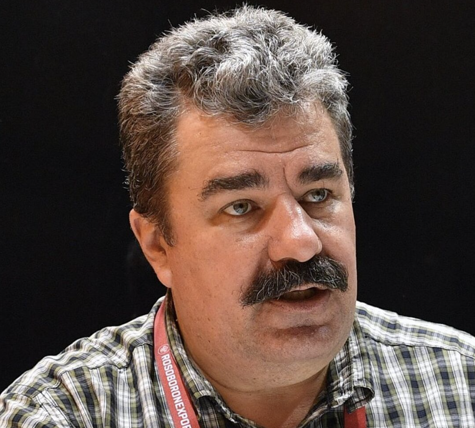 <p>Если посмотреть, там образовался такой микроплацдарм, который позволяет вести оперативное наступление и дальше. Потому что сейчас противнику приходится всё время где-то закрывать брешь. Они разрываются. Затыкают дыры под Донецком, под Николаевом пытались сосредотачивать войска. Когда идёт наступление по всем направлениям, противнику становится сложнее перекидывать огневые средства с одного направления на другое, к тому же у нас ведётся постоянная контрбатарейная борьба</p>