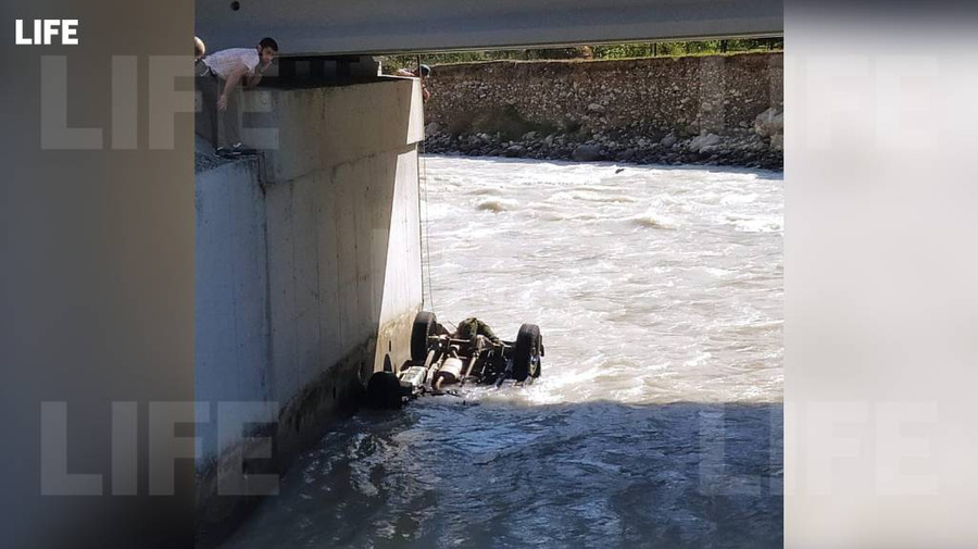 Место падения УАЗа в реку в Кабардино-Балкарии. Фото © LIFE