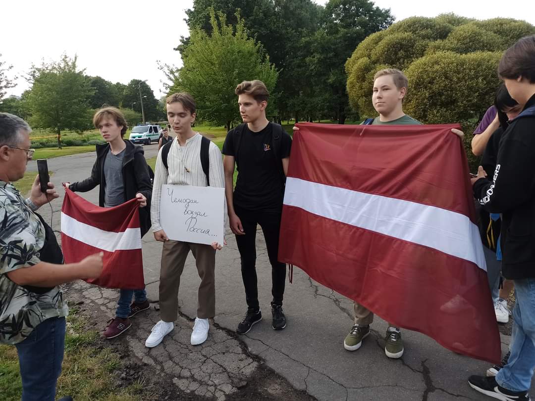 МИД Латвии пригрозил депортацией протестующим у памятника освободителям Риги иностранцам