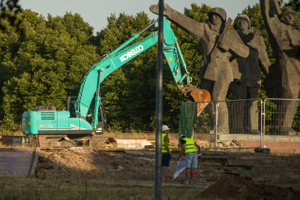 В Риге начался снос памятника советским воинам