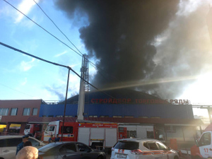 При пожаре на рынке "Стройдвор" на севере Москвы погиб один человек