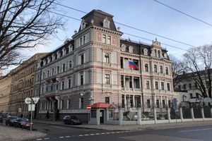 Посольство РФ в Риге начало выдавать визы задержанным на протестах у памятника