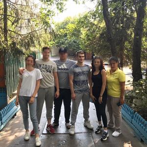 Азамат Чеджемов (третий справа) с друзьями и подругами. Instagram (соцсеть запрещена на территории Российской Федерации) /a_chedzhemov