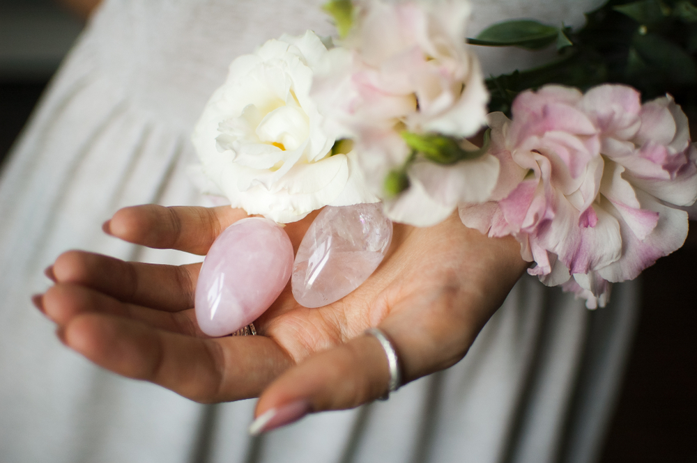 Розовый кварц помогает найти вторую половинку и построить крепкие любовные отношения. Фото © Shutterstock