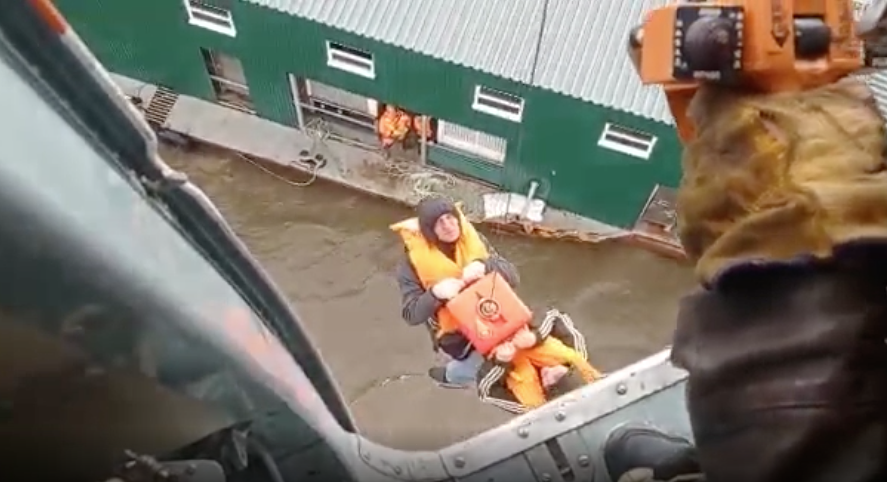 Спасательная операция в амурской области последние. Спасательная баржа. МЧС России спасение людей. Затонувшая баржа.