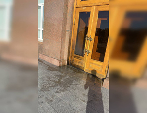 Пострадал сотрудник: В здание орловской администрации бросили бутылки с зажигательной смесью