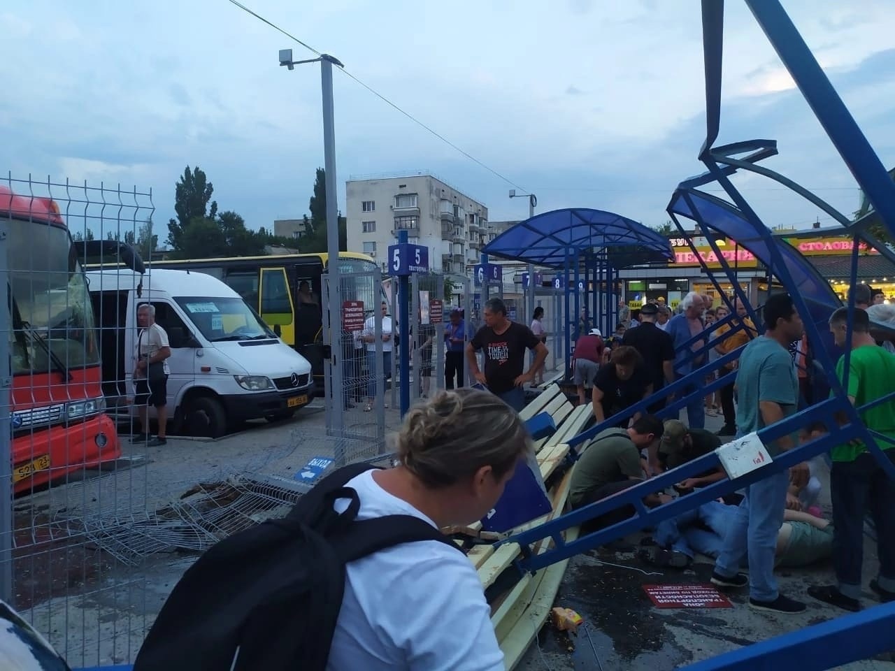 Рейсовый автобус в Феодосии снёс остановку с людьми, четверо пострадали