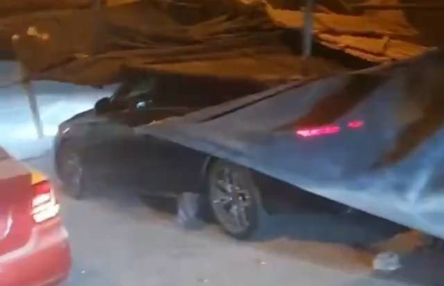 В Москве строительные леса обрушились на автомобили