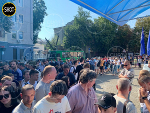 Фанаты "Факела" стоят в гигантской очереди ради билета на матч со "Спартаком"