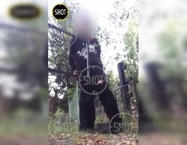 Школьница устроила вакханалию на кладбище. Обложка © Кадр видео Telegram-канал SHOT