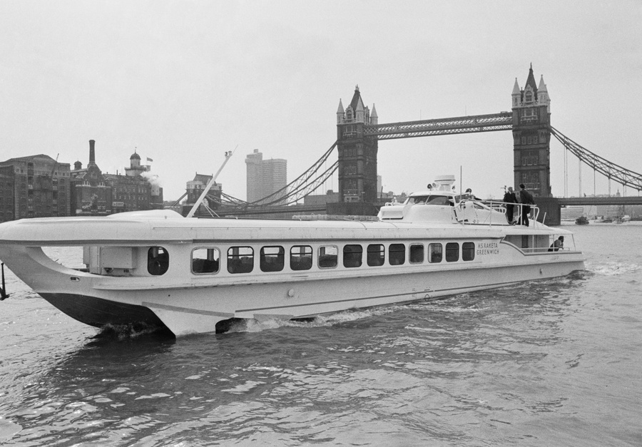Судно на подводных крыльях "Ракета Гринвич" возле Тауэрского моста через Темзу в Лондоне, Великобритания, 14 мая 1974 г. Фото © Getty Images / Evening Standard / Hulton Archive