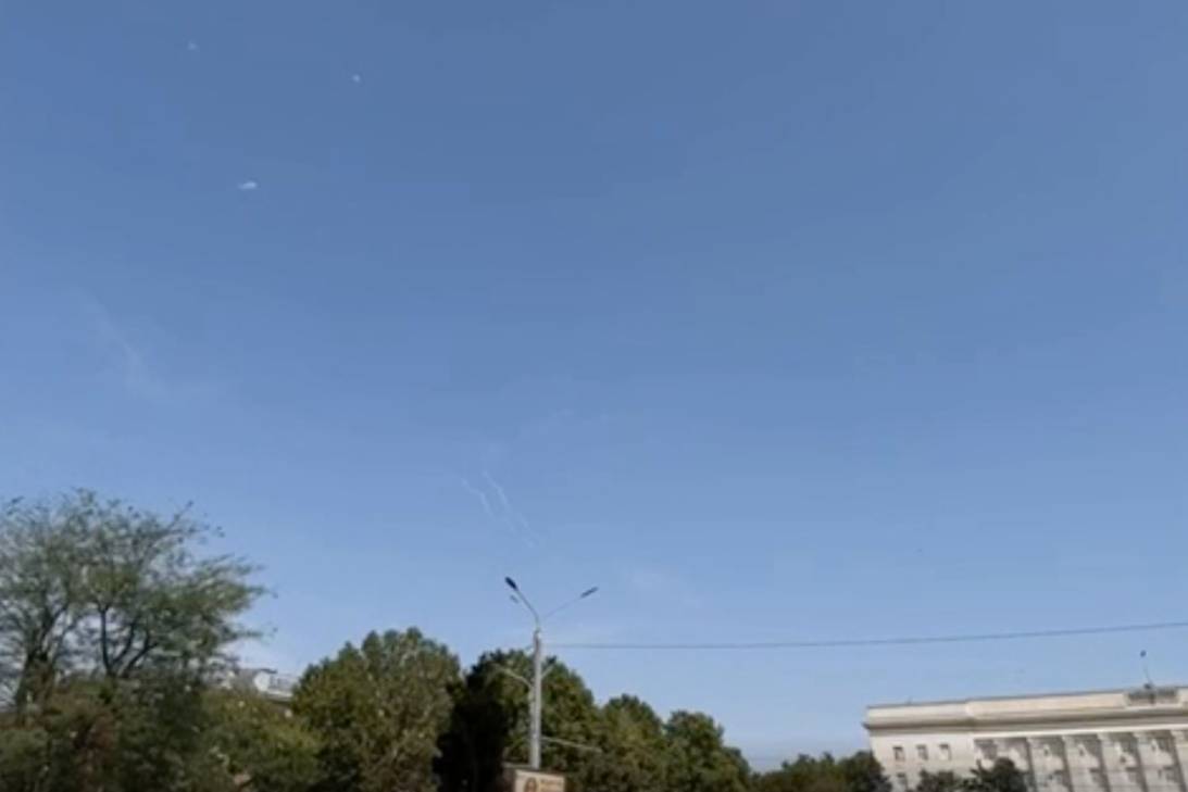 Средства ПВО отразили массированную ракетную атаку в небе над Херсоном