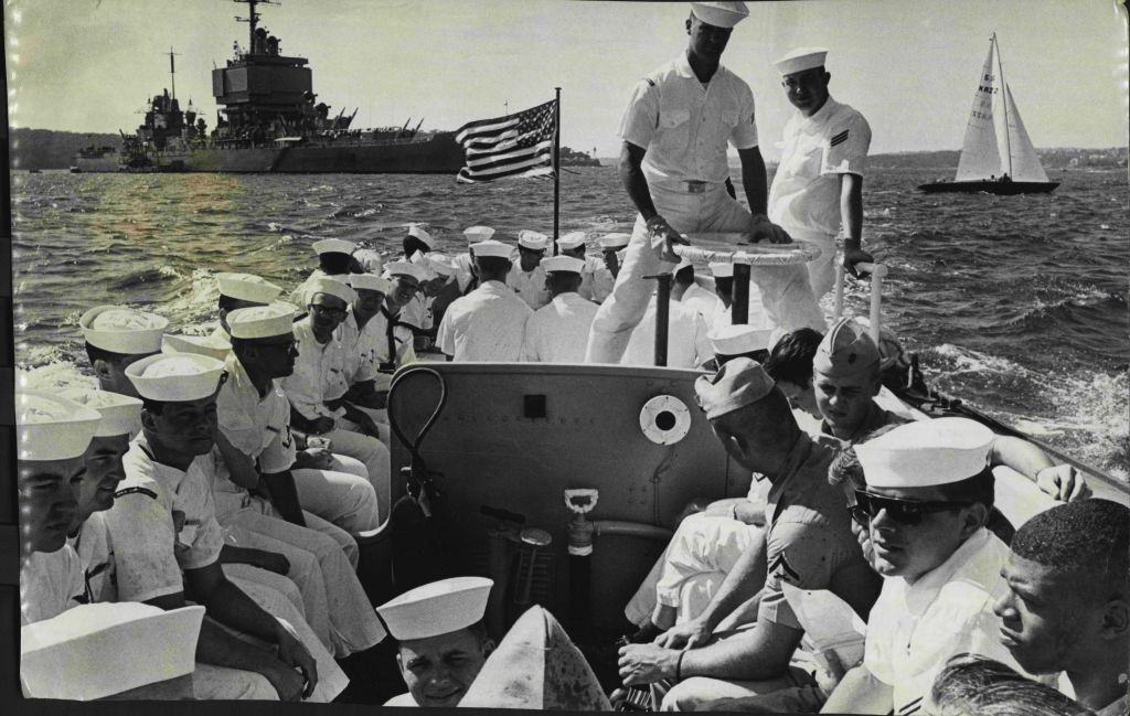 Свобода для экипажа США. Прибытие атомного крейсера USS Lonbeach, 1967 год. Фото © Getty Images / George Lipman / Fairfax Media