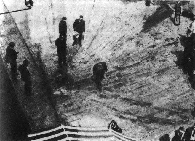 Осмотр полицейскими места гибели лидера ОУН. Вид сверху. Фото © Wikipedia / Public Domain
