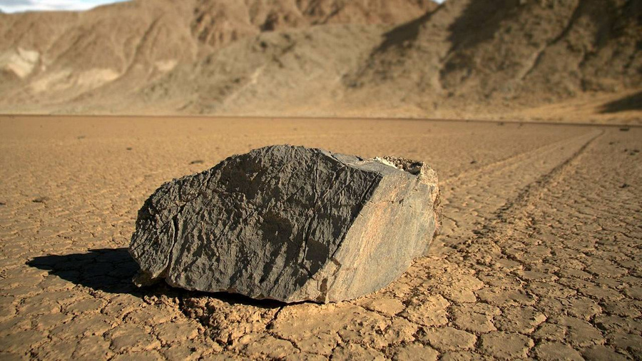Один из движущихся камней в калифорнийской Долине Смерти. Фото © Wikimedia Commons