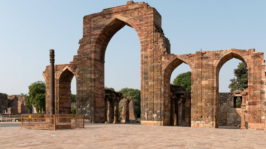 Колонна на фоне архитектурного ансамбля Кутб-Минар. Фото © Wikimedia Commons / Daniel VILLAFRUELA