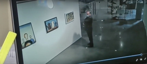 Появилось видео, как охранник Ельцин-центра пририсовал глаза на картине ученицы Малевича