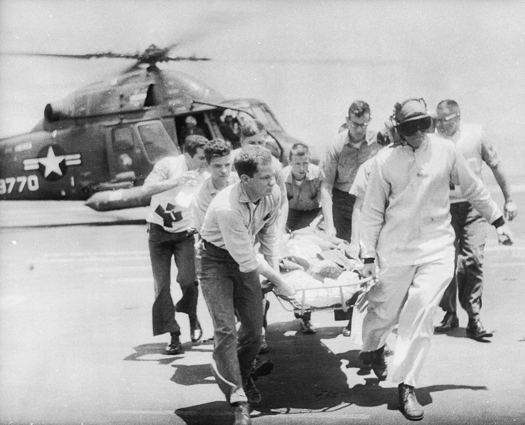 Выживший после ошибочной бомбардировки американского корабля. Фото © Getty Images / Bettmann