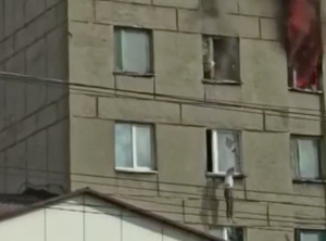 На Сахалине женщина с ребёнком выпрыгнули с четвёртого этажа, спасаясь от пожара