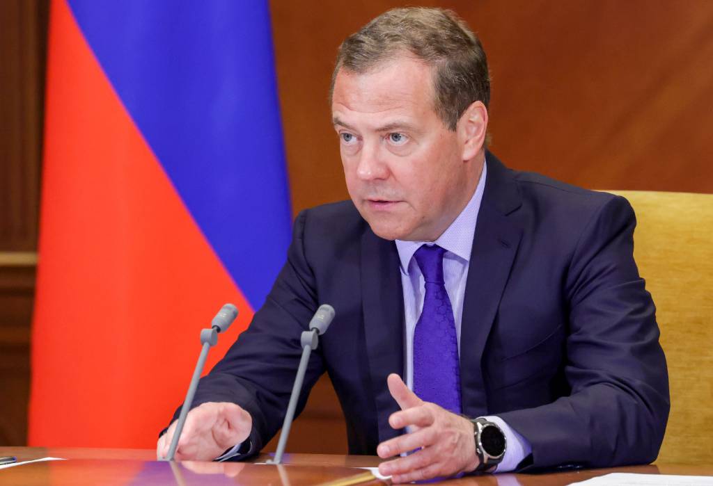 Медведев заявил, что первый ангел Апокалипсиса уже вострубил