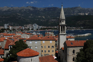 Десятки туристов угодили в клинику после отравления в черногорском отеле