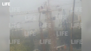 Рабочий разбился насмерть при падении с башенного крана в котлован со штырями в Москве
