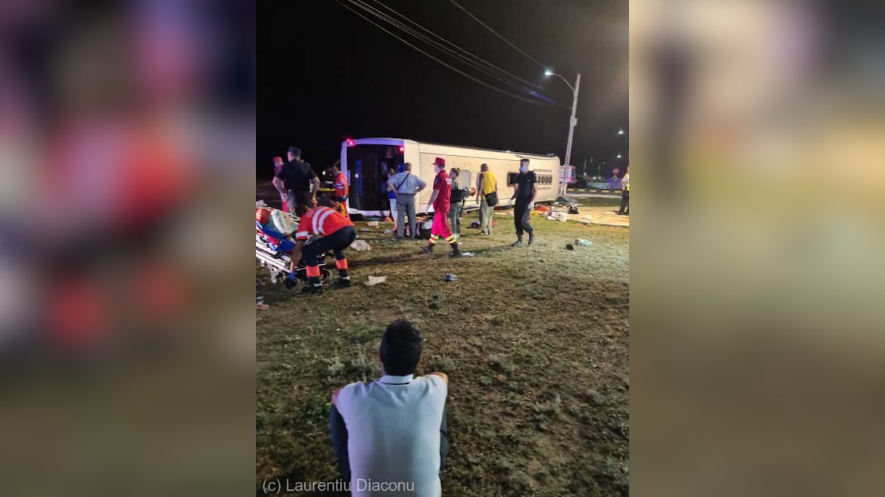 Автобус с украинскими беженцами попал в ДТП и опрокинулся в Румынии
