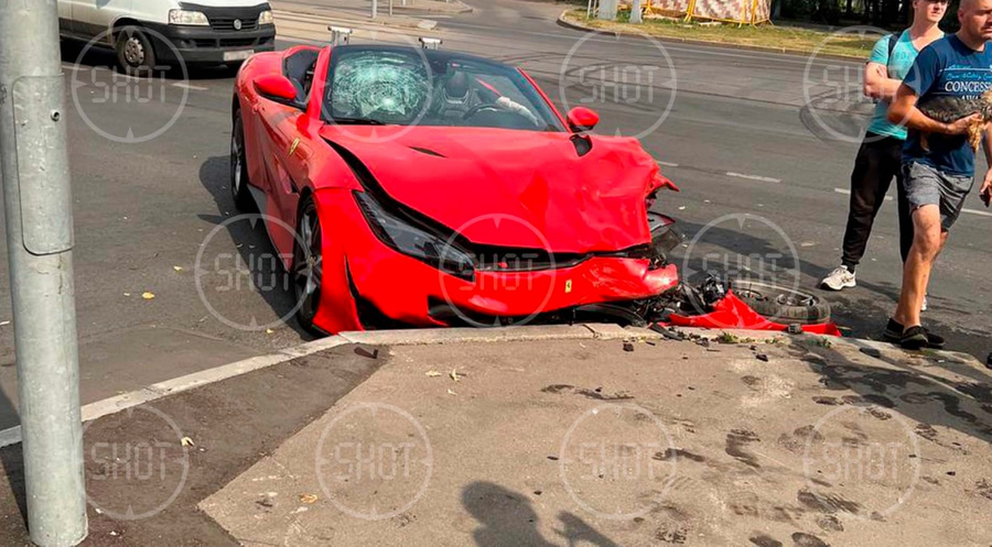 Ferrari Portofino разбит в результате ДТП в Москве. Фото © t.me / SHOT