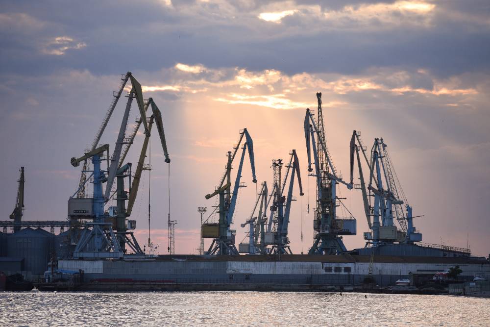 В Бердянске устраняют разлив нефти в море из повреждённых ВСУ хранилищ