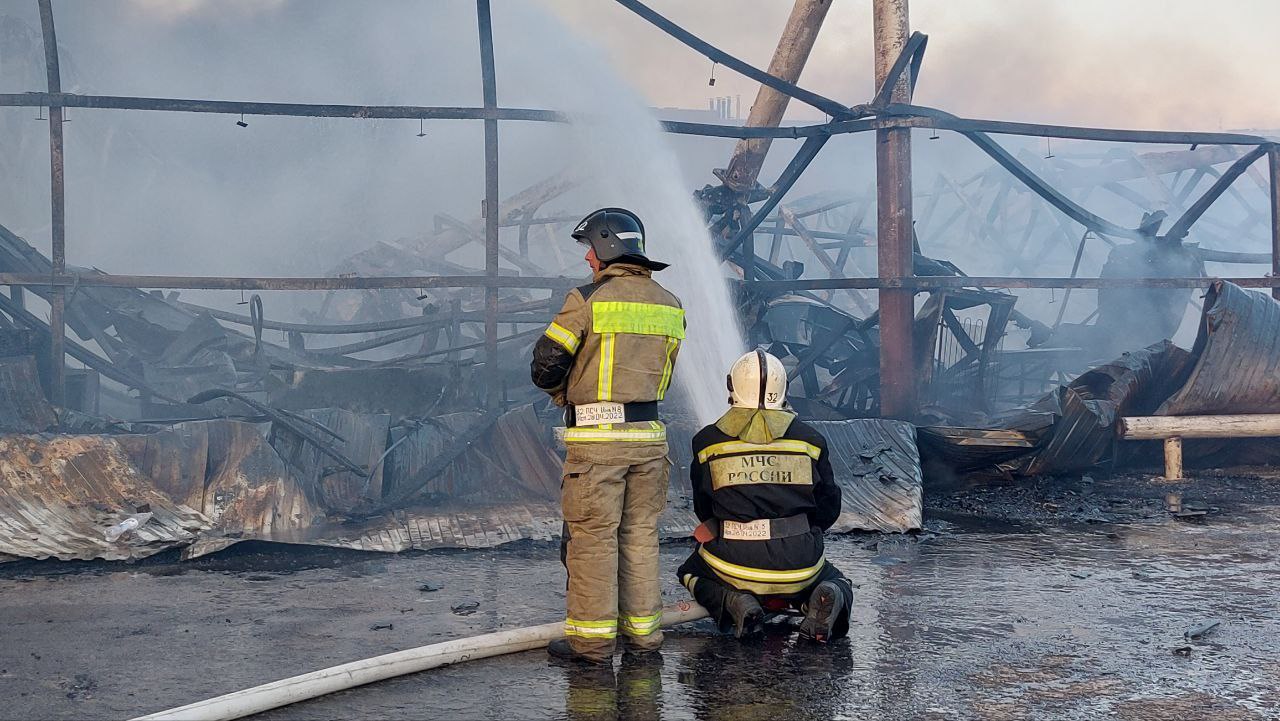 Более 150 человек эвакуировали с горящего рынка в Волжском