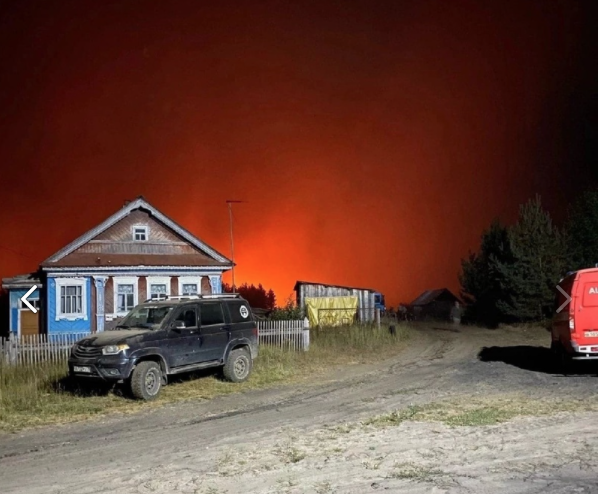 Посёлок Талицы накануне ночью с заревом от пожара. Фото © VK / "БАРС | IvanovoNEWS | Иваново"