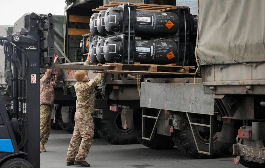 Военная помощь из США в Киеве. Фото © ТАСС / AP / Efrem Lukatsky