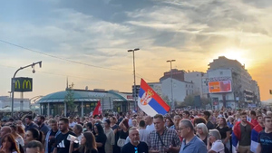 Участники многотысячного крестного хода в Белграде выступили против ЛГБТ-фестиваля 