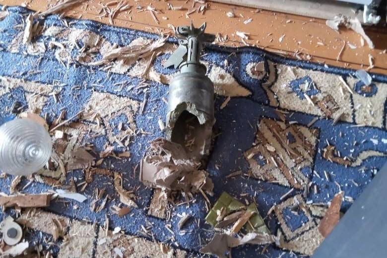 <p>Последствия попадания имитатора танкового снаряда в крышу дома в Нижнем Тагиле. Обложка © Telegram / <a href="https://t.me/mstrok" target="_blank" rel="noopener noreferrer">"Между строк" </a></p>