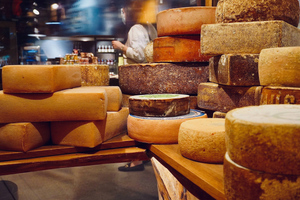 На полках петербургских магазинов обнаружили поддельный сыр под известными марками