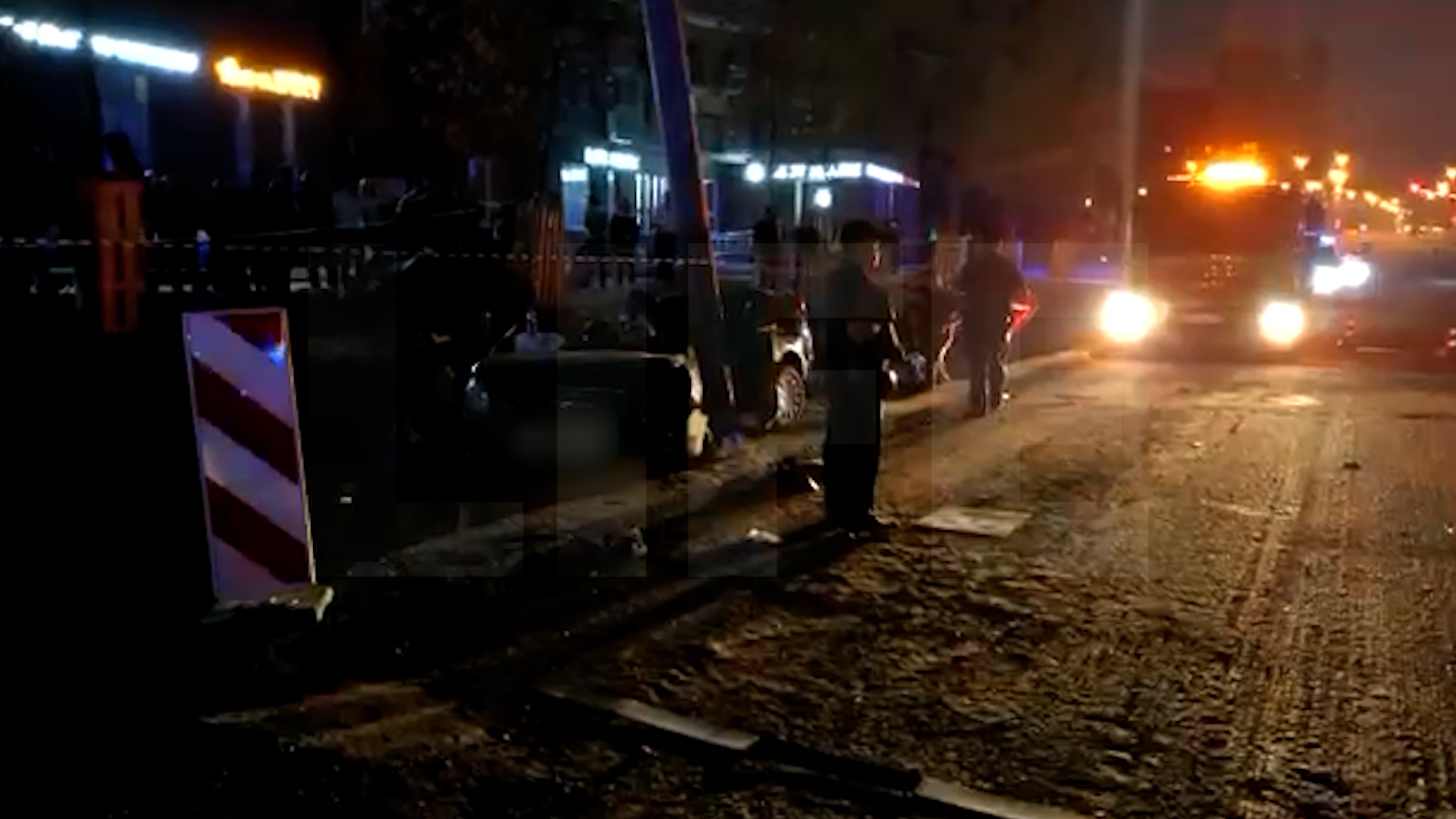 Людей вырезали из покорёженного авто: Автомобиль влетел в мачту освещения в Москве