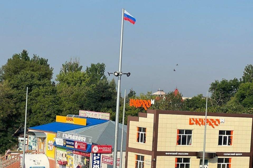 Российский флаг подняли в центре Токмака в Запорожской области