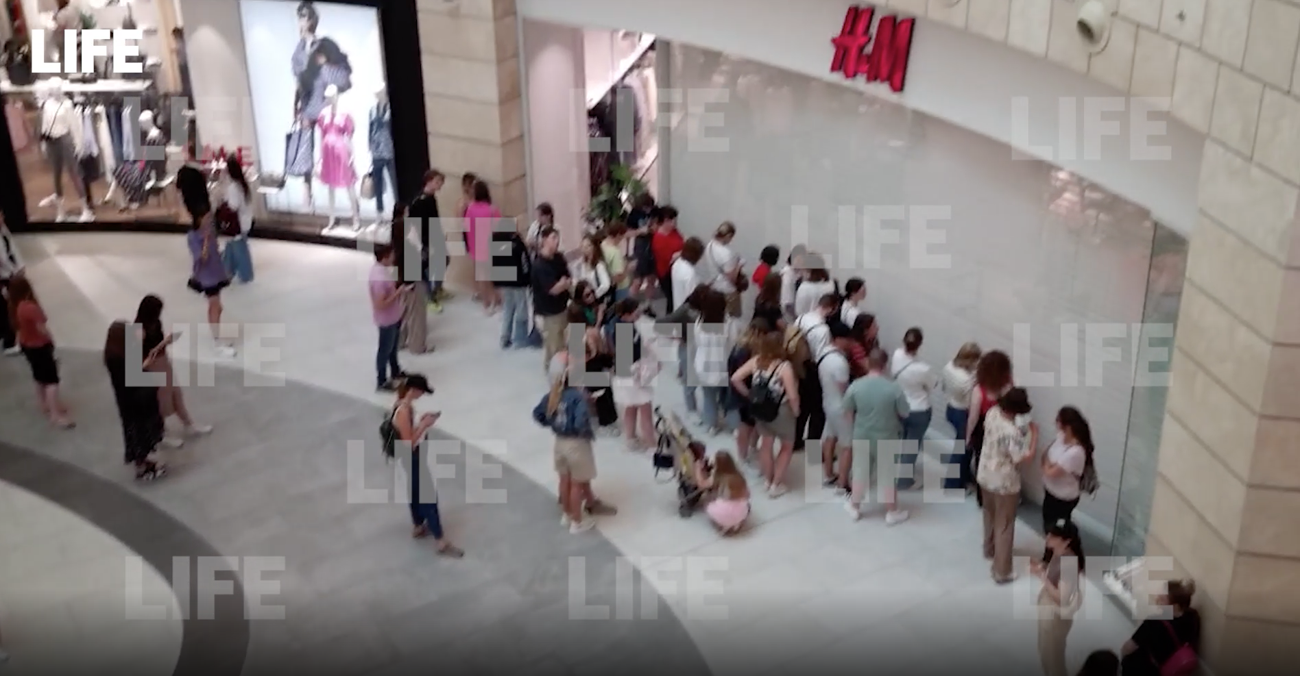 Открыться н. Очереди в h and m. Очереди в магазин h m. Люди в торговом центре. H M Метрополис.