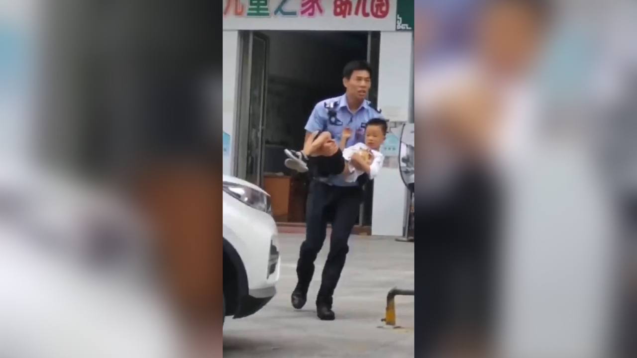 В Китае неизвестный напал с ножом на детский сад, три человека погибли