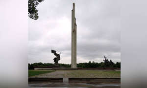 Латвия уничтожит памятник Освободителям Риги после демонтажа