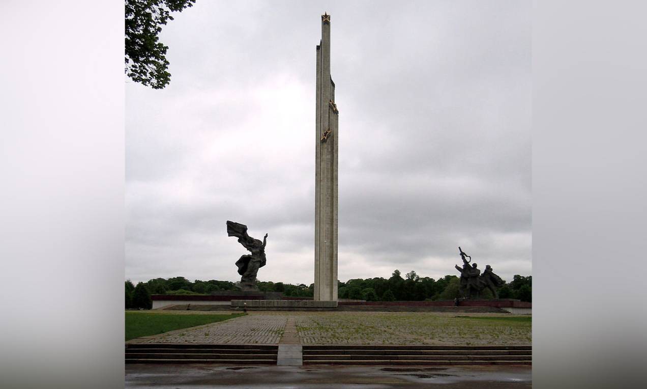 Латвия уничтожит памятник Освободителям Риги после демонтажа