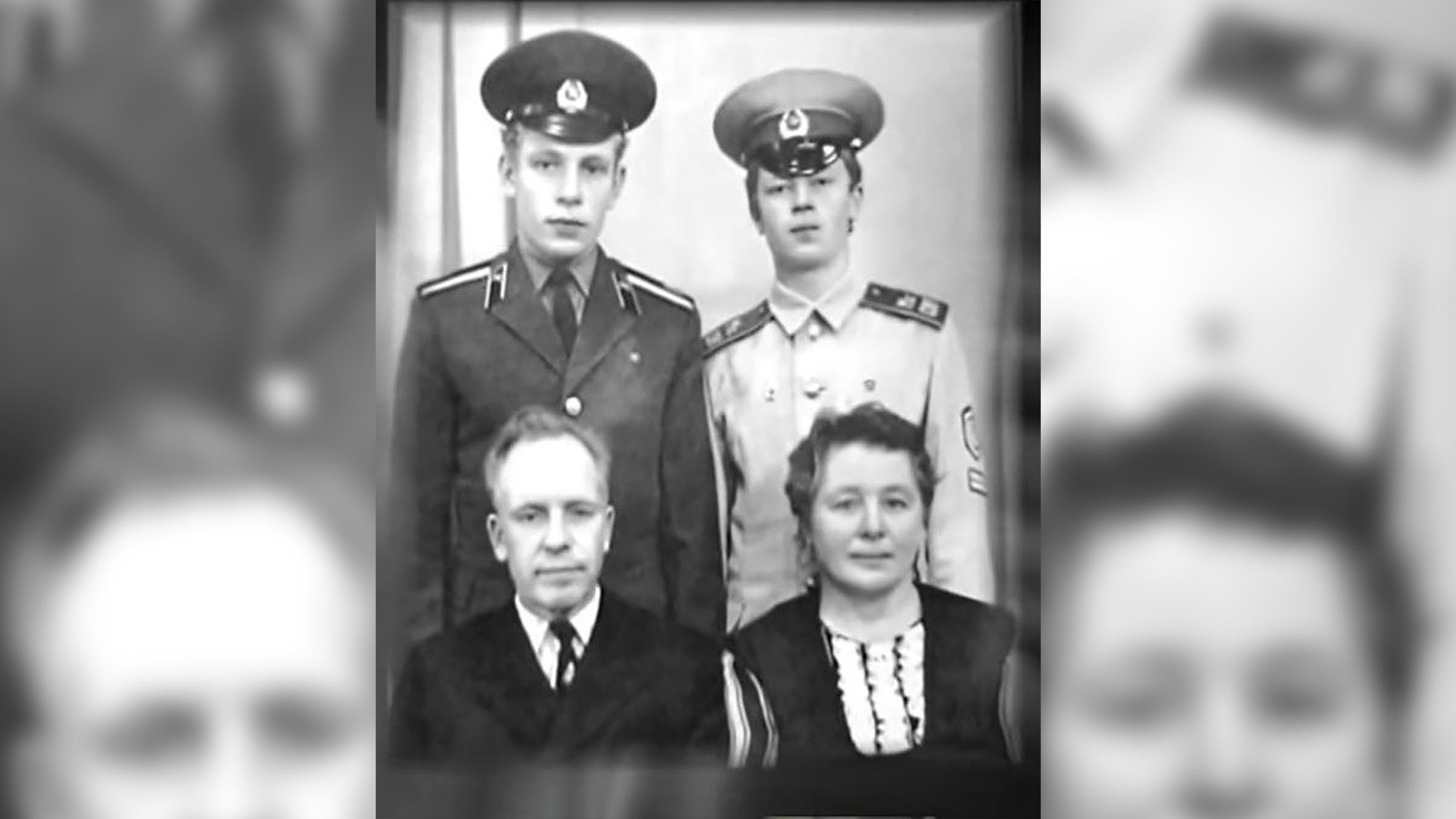 Виктор Тырышкин (слева вверху) с родителями и братом. © YouTube / "Корпорация ВИТ". Квартиры от застройщика