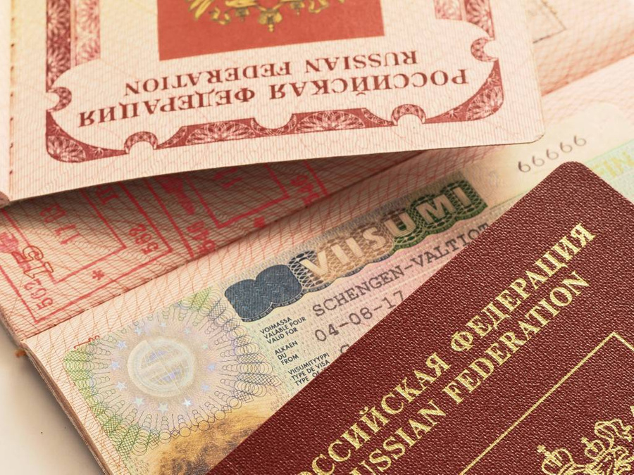 Шенгенская виза в заграничном паспорте. Фото © ТАСС / Семён Лиходеев