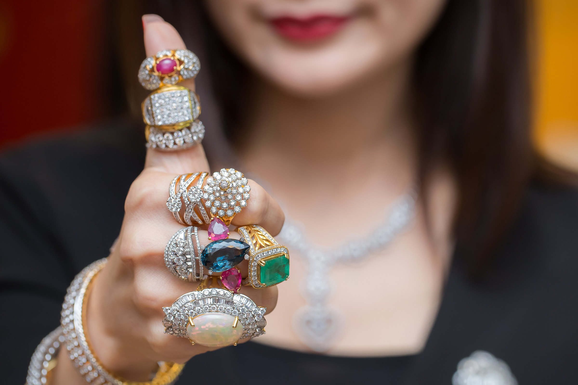 Состарит вас внешне и большое количество колец и браслетов. Фото © Shutterstock