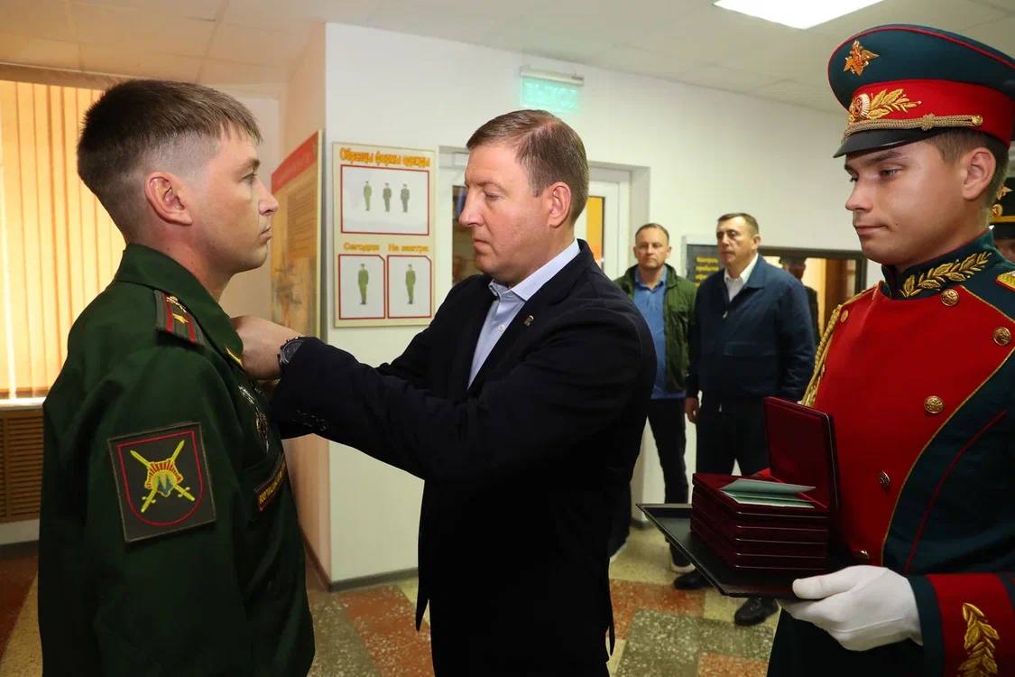 Турчак вручил награды военнослужащим 39-й мотострелковой бригады в Южно-Сахалинске