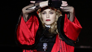 Мадонна шокировала подписчиков фотосессией в сетчатых чулках
