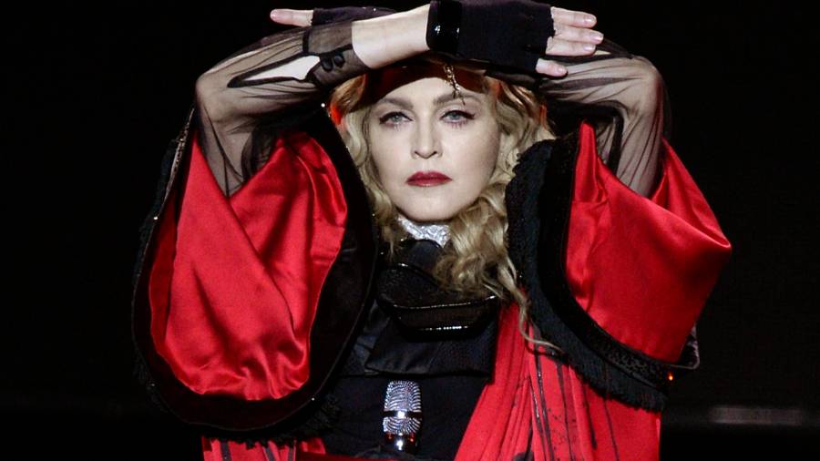 Мадонна шокировала подписчиков фотосессией в сетчатых чулках