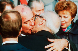 Горбачёв: Судьба и политика в 11 фото 