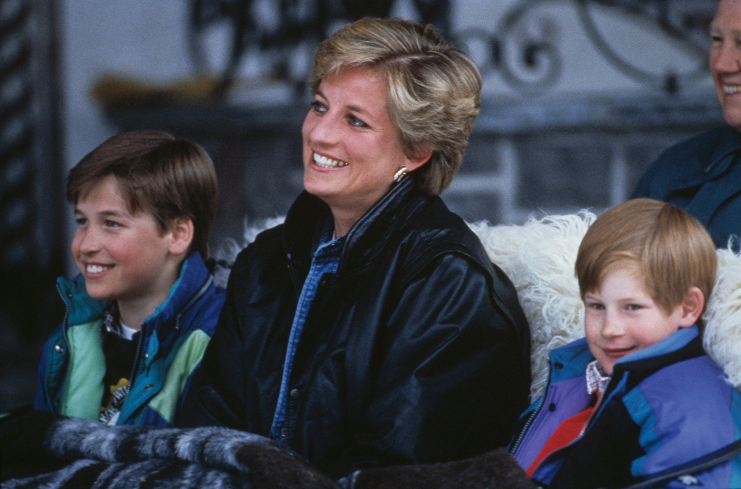 Принцесса Диана с сыновьями принцем Уильямом (слева) и принцем Гарри на лыжном отдыхе в Лехе, Австрия. Фото © Getty Images / Jayne Fincher / Princess Diana Archive